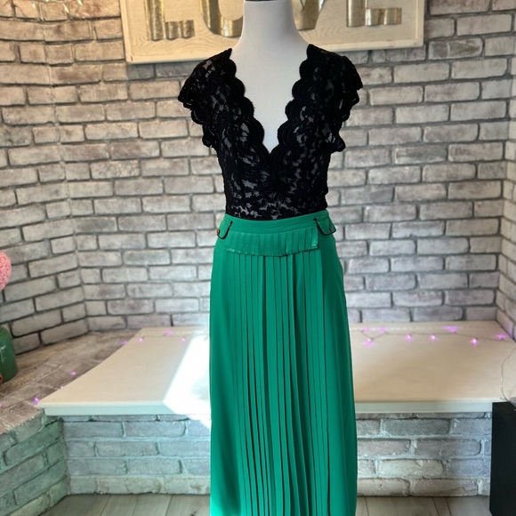Green long skirt with front panel detailing. - Picture 2 of 5